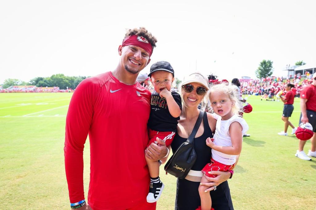 Patrick and Brittany Mahomes posing with their two kids