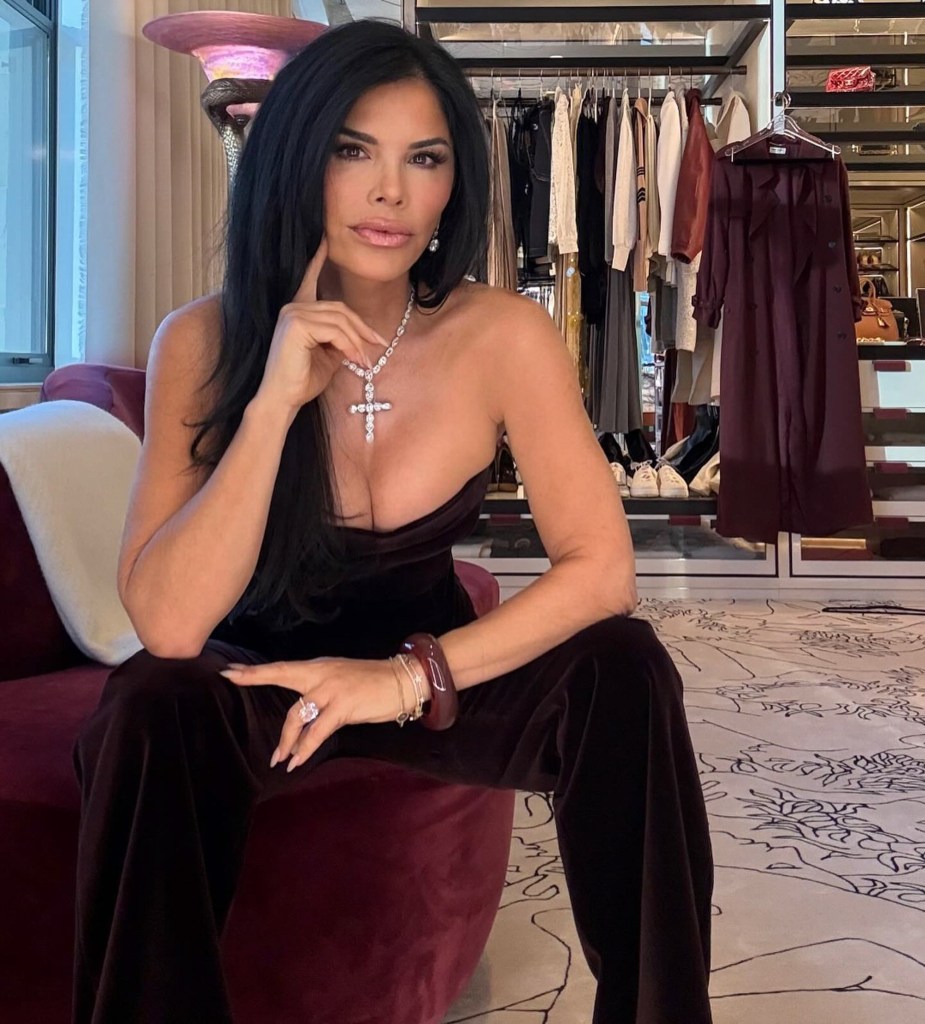 Lauren Sánchez in a black outfit. 
