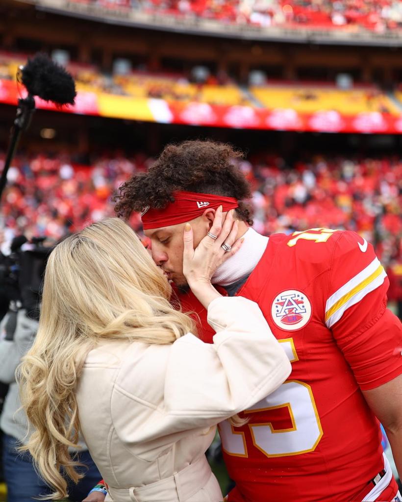 Brittany Mahomes and Patrick Mahomes kissing