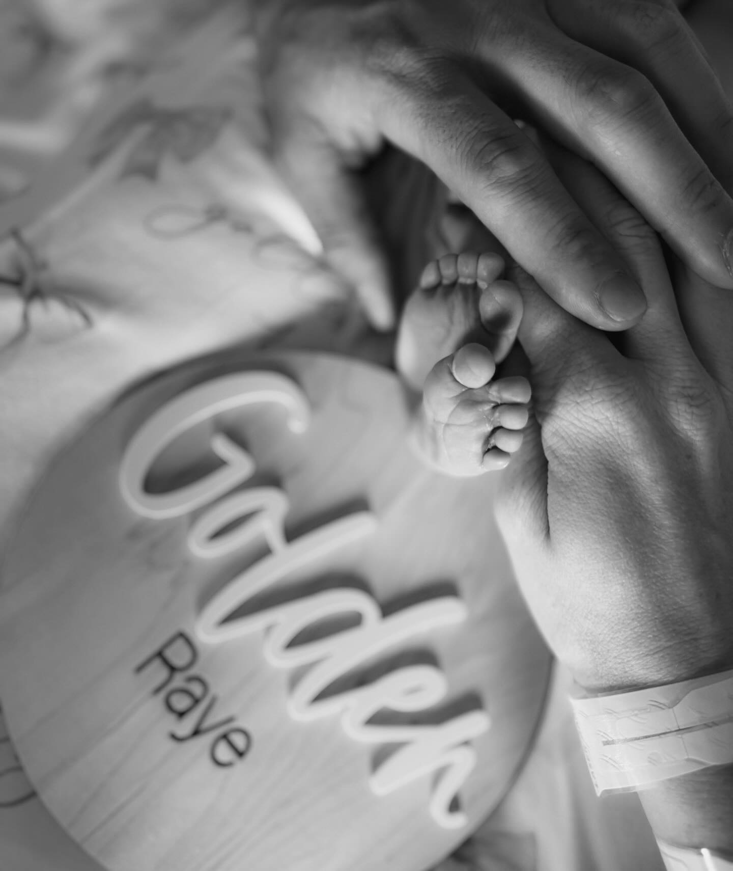 Patrick and Brittany Mahomes holding their newborn daughter's feet